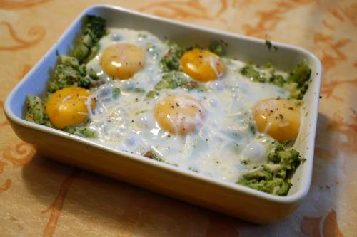 Oeufs cocottes au brocoli - votre dieteticienne - valerie coureau Oeufs cocottes au brocoli - votre dieteticienne - valerie coureau
